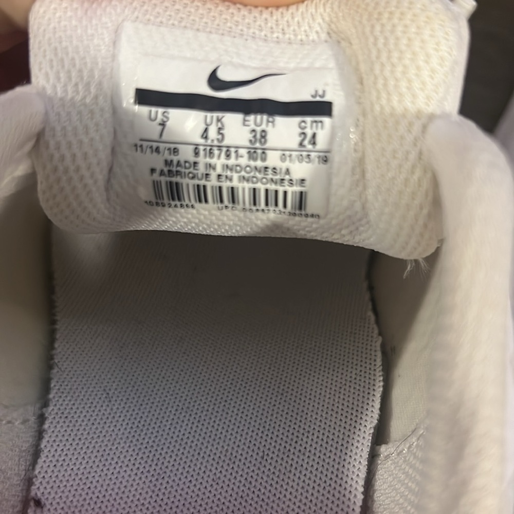 Lightly worn Nikes - Picture 7 of 7